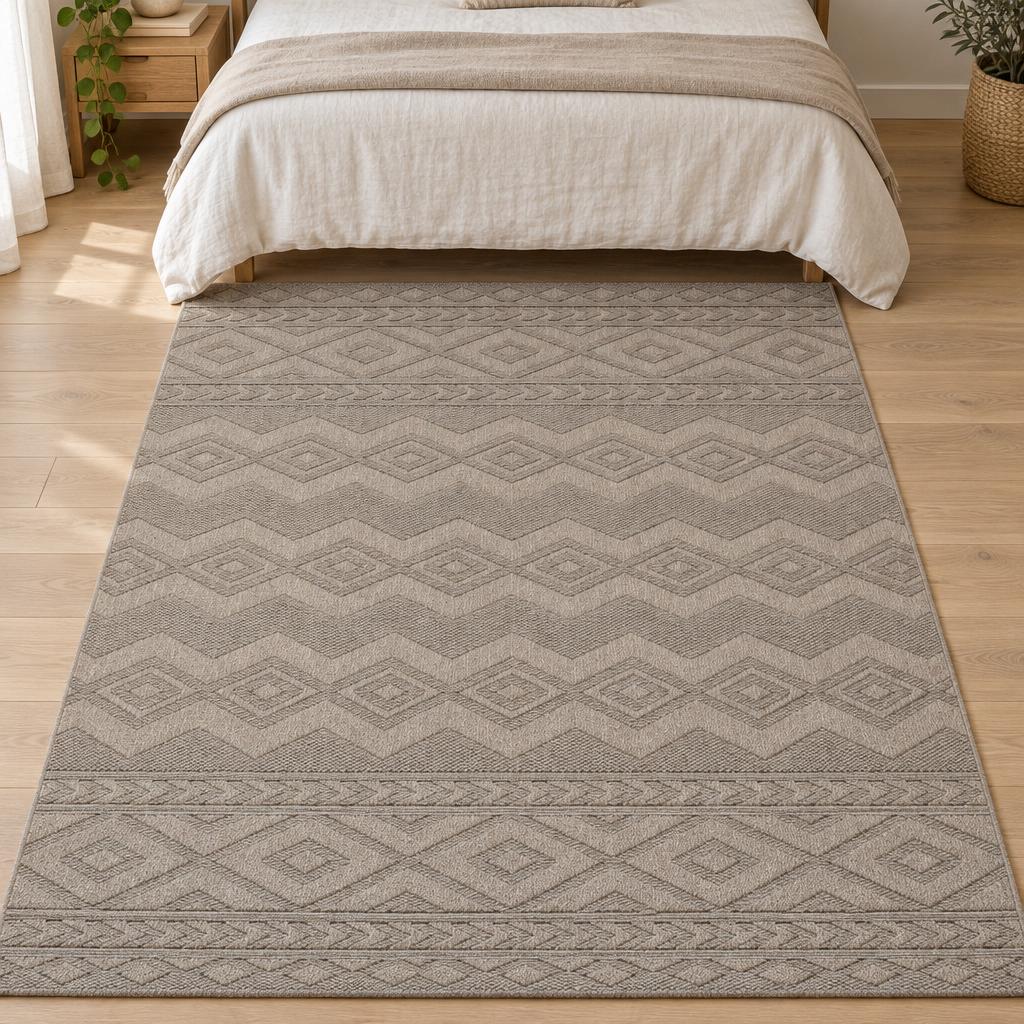 Vloerkleed Mira 7513 Beige met reliëf van zigzag- en ruitmotieven aan het voeteneind van het bed – sfeerimpressie in de slaapkamer