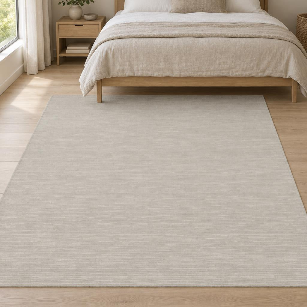 Effen vloerkleed Nepal 6404 Beige aan het voeteneind van een houten bed – sfeerimpressie in de slaapkamer