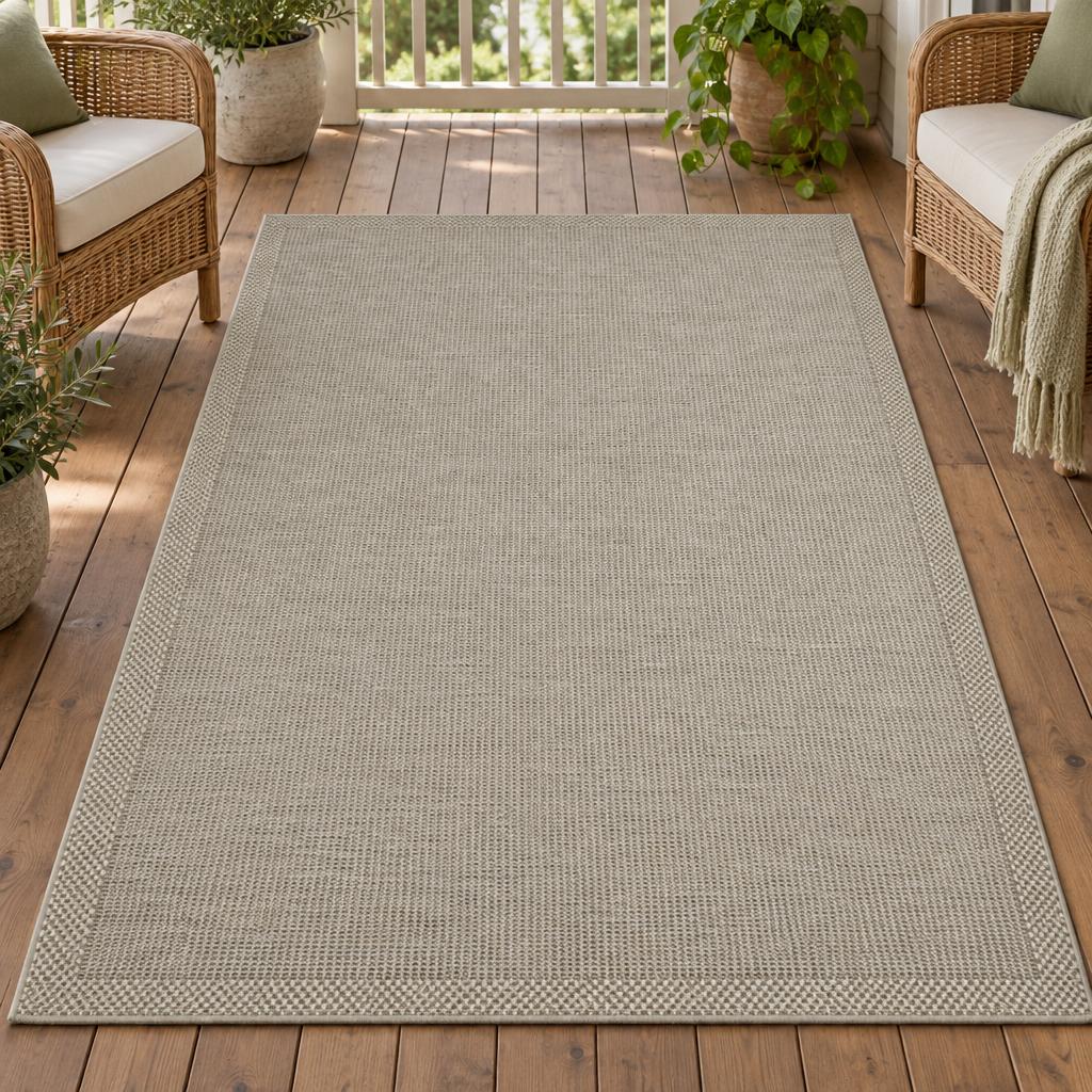 Vloerkleed Ottawa 22572 Beigegrijs in sisal-look met geweven rand – sfeerimpressie op de veranda