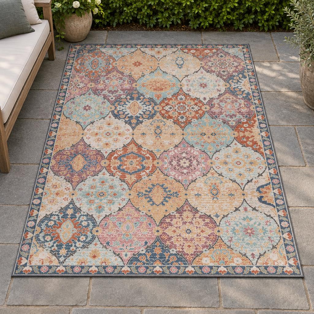 Vloerkleed Salsa Multicolour met tegelmotief – sfeerimpressie in de tuin