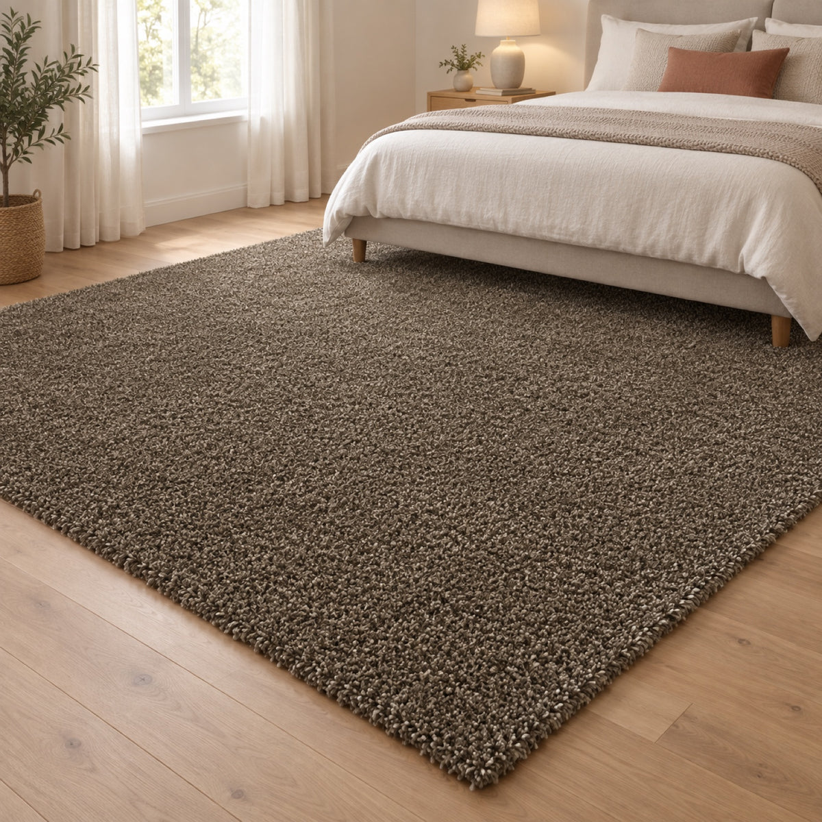 Hoogpolig Vloerkleed Shaggy Deluxe Taupe – sfeerimpressie in de slaapkamer