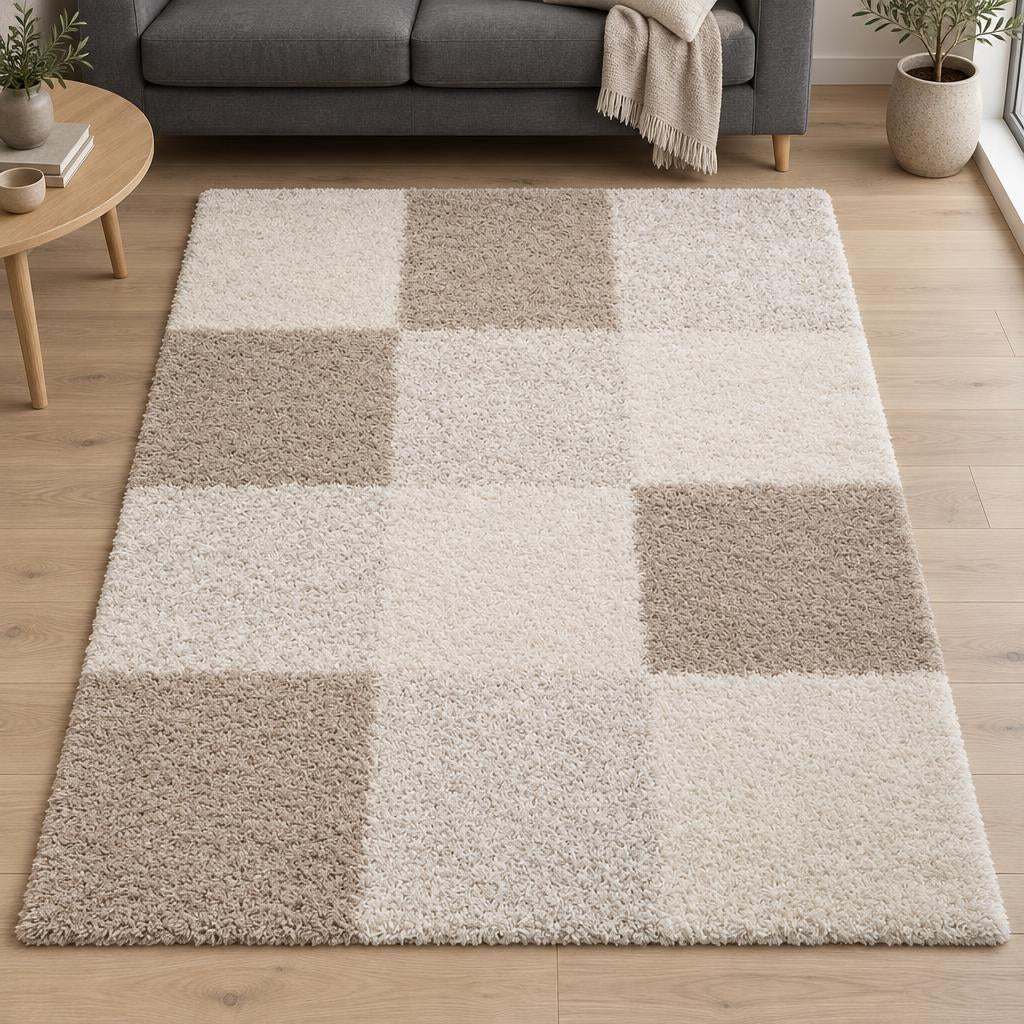 Vloerkleed Shaggy Plus 910 Cream, hoogpolig met crème en zandkleurige blokken, voor een grijze bank – sfeerimpressie in de woonkamer