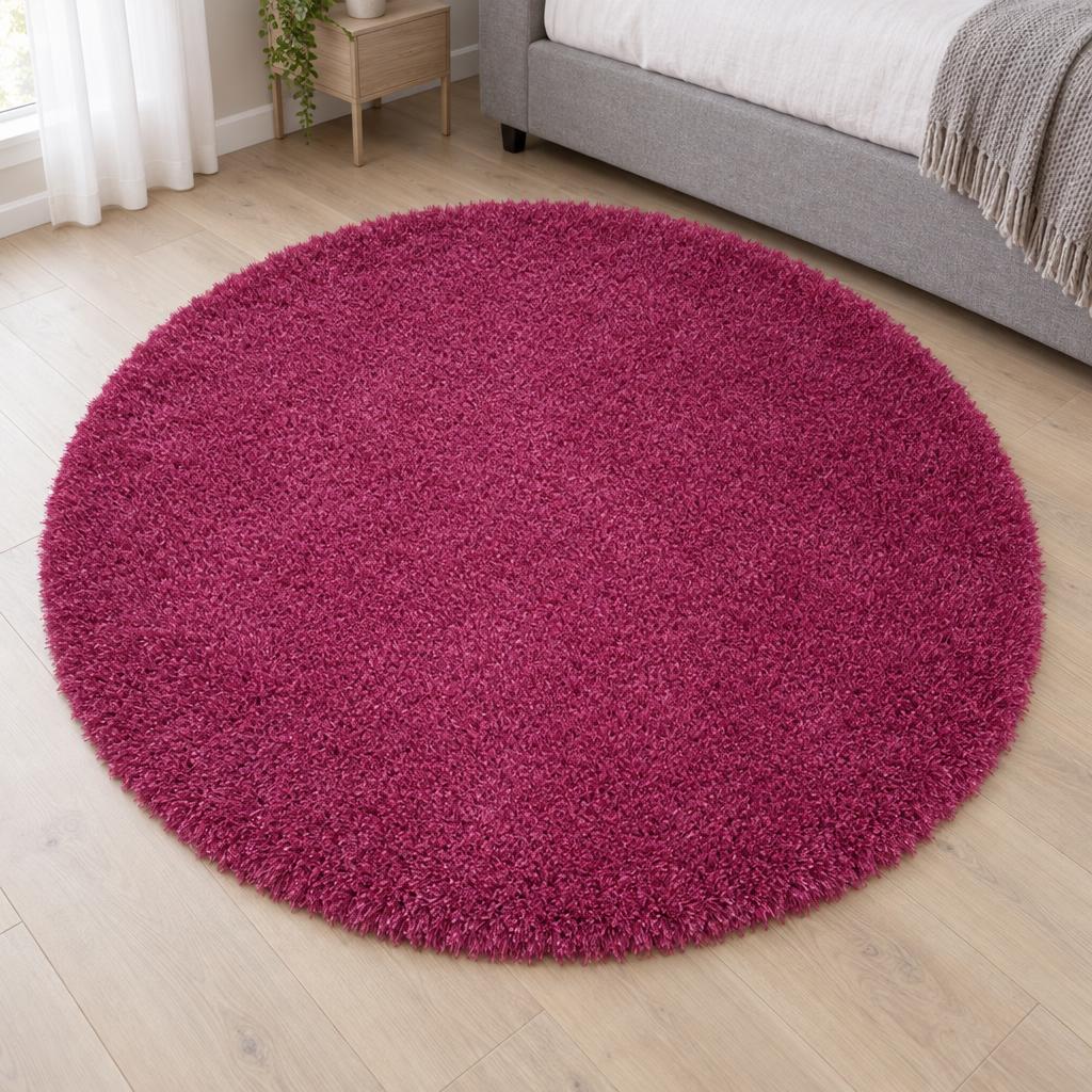 Vloerkleed Shaggy Plus 957 Paars, rond en hoogpolig, naast het bed – sfeerimpressie in de slaapkamer