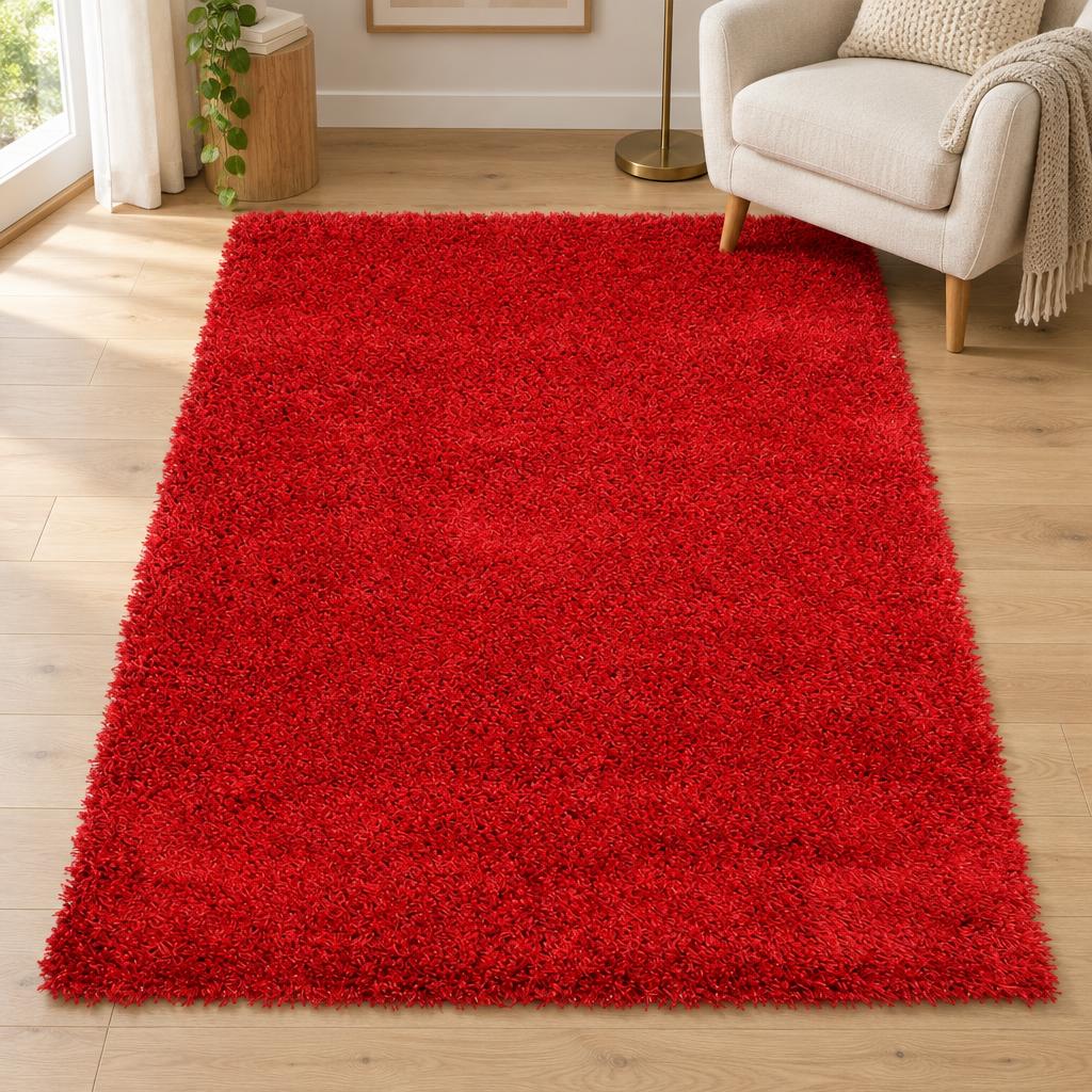Vloerkleed Shaggy Plus 958 Rood, hoogpolig, in een leeshoek met fauteuil – sfeerimpressie in de woonkamer