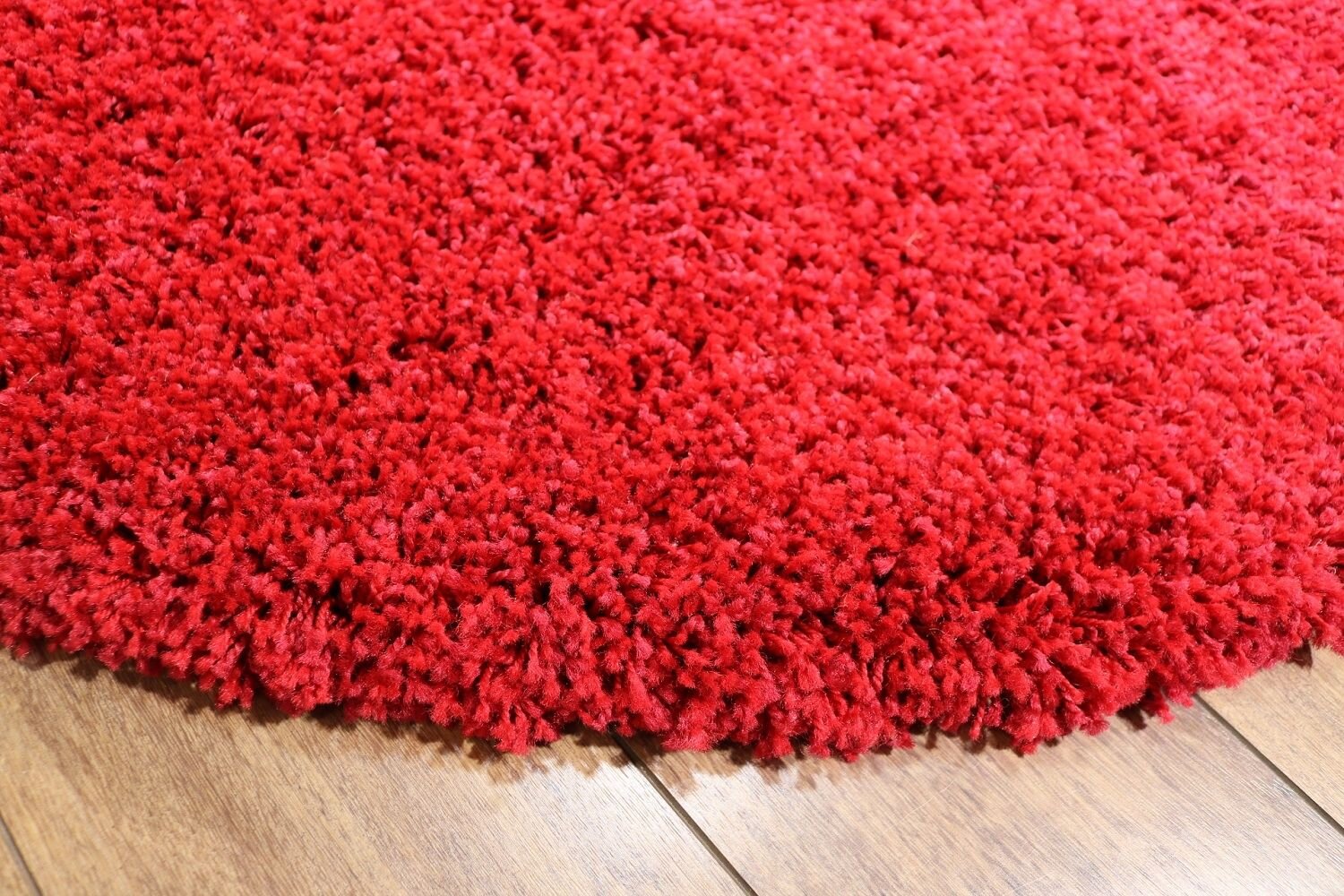 Vloerkleed Shaggy Plus 958 Red — sfeerbeeld in interieur