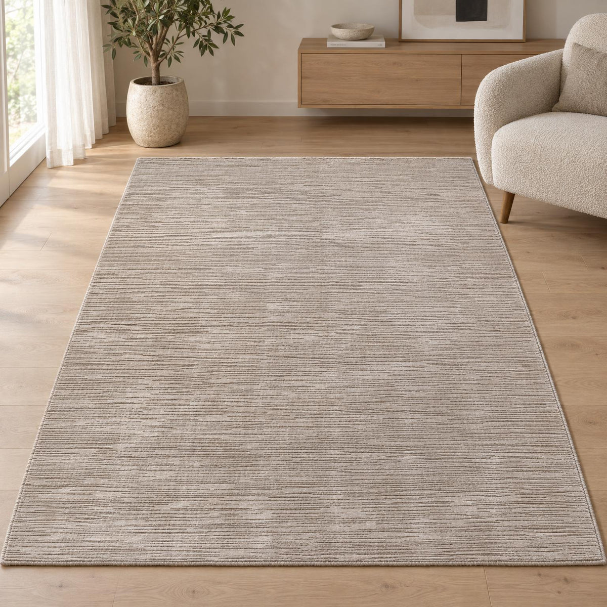 Vloerkleed Sign 1984 Beige – Zandtint met Geweven Reliëfvlakken – sfeerimpressie in de woonkamer