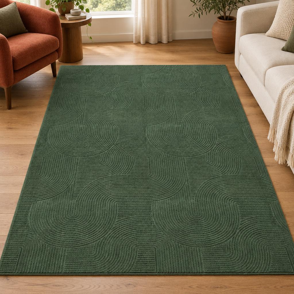 Vloerkleed Stilo 390 Bosgroen met boogreliëf naast een terracotta fauteuil – sfeerimpressie in de woonkamer