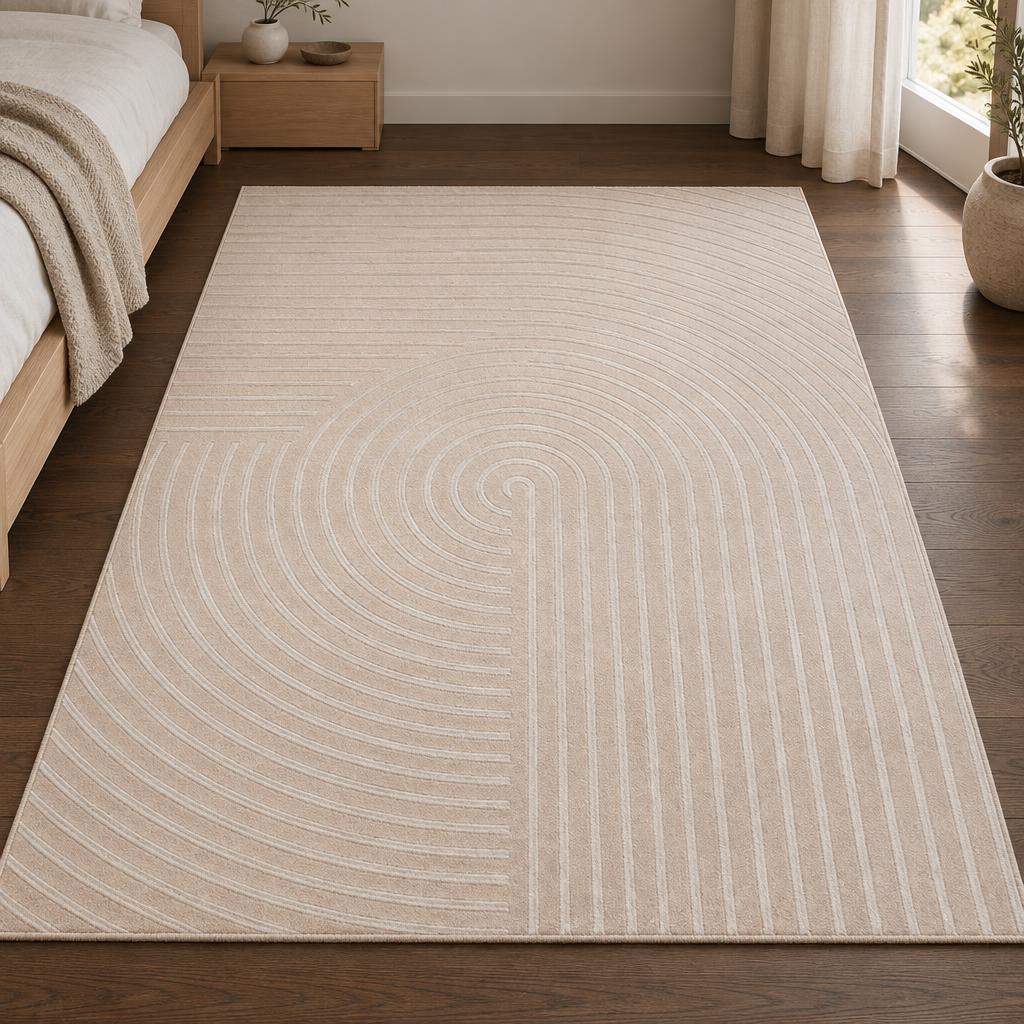 Vloerkleed Studio Beige met spiraal- en lijnenreliëf naast het bed – sfeerimpressie in de slaapkamer