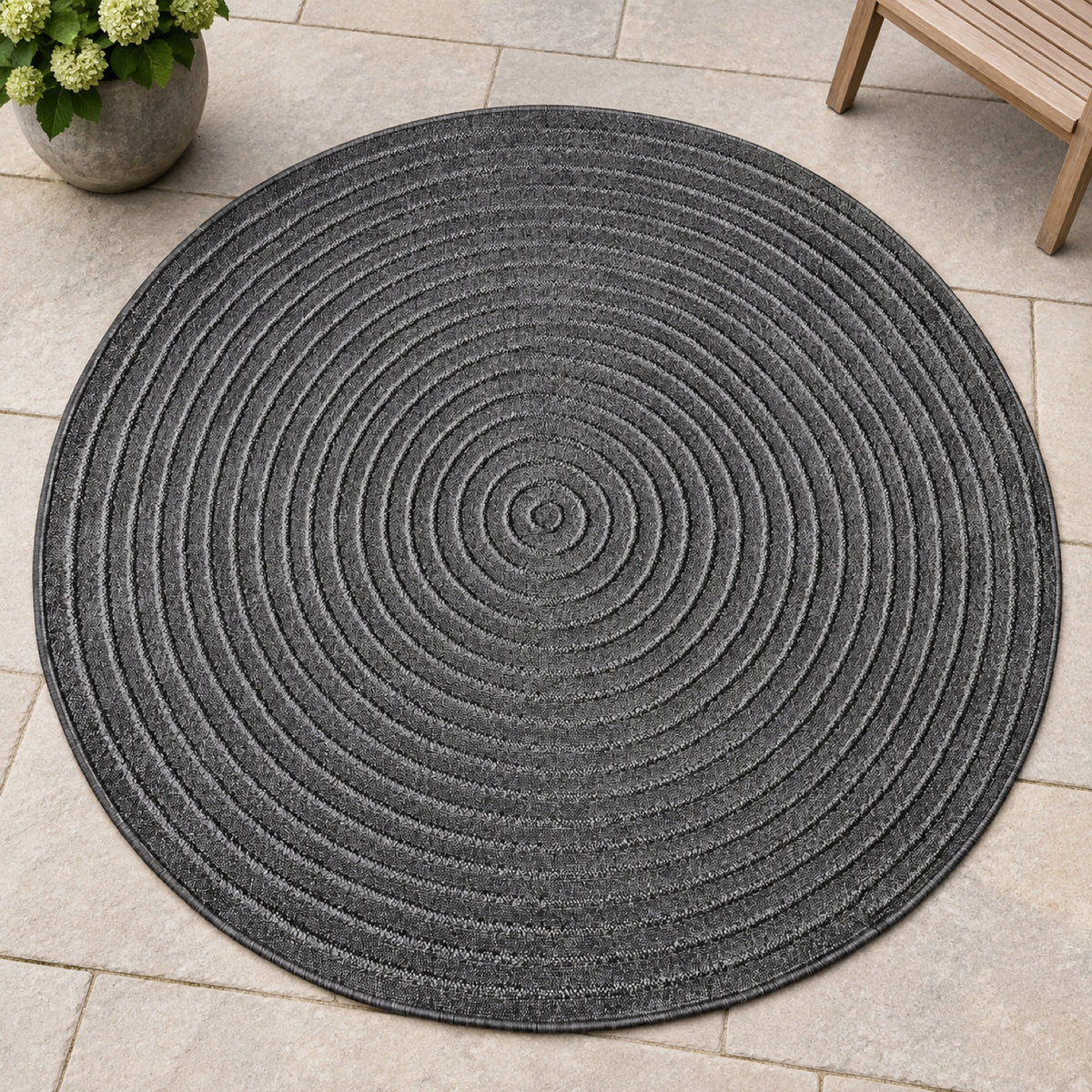 Vloerkleed Tenerife Plus 54226 Antraciet – Rond en Vlak Geweven – sfeerimpressie op het terras
